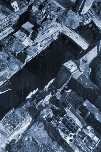 Im Zweiten Weltkrieg starben fast sieben Millionen Deutsche, etwa eine halbe Million Briten und Amerikaner sowie rund 25 Millionen Sowjetbürger. Bild: Rödingsmarkt, Hamburg, Deutschland, im Jahr 1945