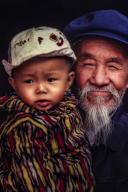 Cina – Nonno con nipotino, foto Sergio Pessolano