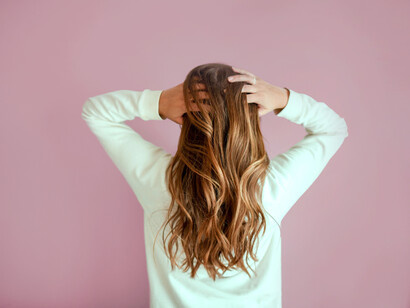 Healthy hair: a clarifying shampoo will help remove excess oils during summer