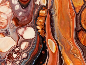 La trasformazione può assumere la forma di un’ascesa, ma anche di una discesa nella realtà quotidiana, dove ciò che è stato intravisto deve confrontarsi nuovamente con l’opacità dell’esistenza