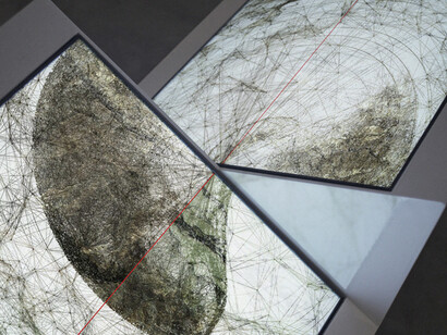 Ryoichi Kurokawa
oscillating continuum
2013
Scultura audiovisiva (2 display quadrati, audio 2 canali), 924 x 800 x 422 mm, 8 minuti
© L’artista. Courtesy Fondation Boghossian


