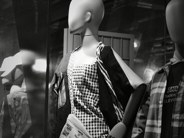 Figées entre classicisme et modernité, les silhouettes deviennent le reflet d’une mode qui cherche moins à provoquer qu’à structurer