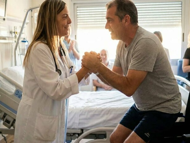A biomédica e pesquisadora Dra. Tatiana Coelho de Sampaio auxilia um paciente em ambiente hospitalar. Estudos sobre polilaminina investigam como o microambiente celular pode favorecer a regeneração neurológica e ampliar possibilidades terapêuticas