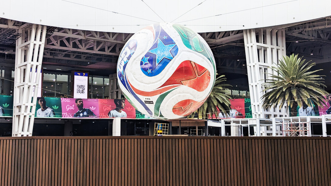 Replica gigante del balón Adidas Trionda en la Terminal 2 del Aeropuerto Internacional de la Ciudad de México