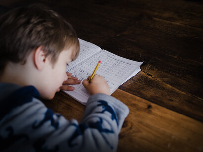 Un niño hace la tarea de idiomas. La enorme diversidad lingüística incluye un origen común que persiste aún en la etimología
