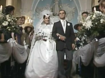 É importante ter isso em mente: Vale Tudo não é um melodrama isolado, mas um texto que se constrói como metáfora sociopolítica. Sendo assim, todos os arcos dramáticos,  inclusive o de Maria de Fátima, participam de uma mise en scène maior sobre valores e impunidade. Essa dimensão metatextual é fundamental para quem quer avaliar se Fátima é “vilã” no sentido moral absoluto ou figura programaticamente construída para apontar contradições