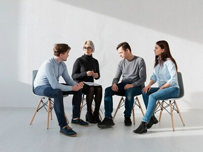 La burocratización de las instituciones y la apatía política erosionan los valores fundamentales de la autonomía y la democracia 