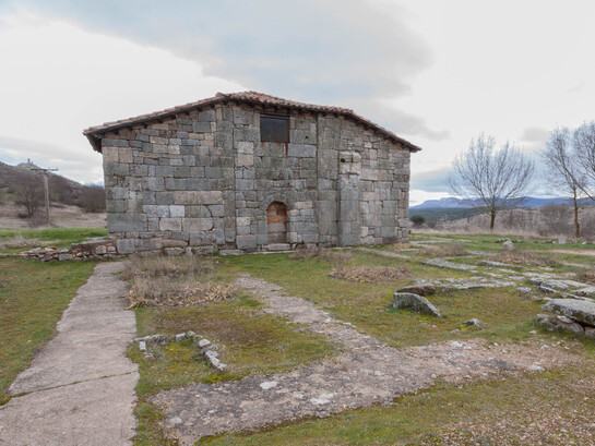 Quintanilla de las Viñas. Ermita de Santa María.  Visigoda. Siglo VII y posteriores. Lado este y traza de cimientos. Castilla y León, Burgos. España