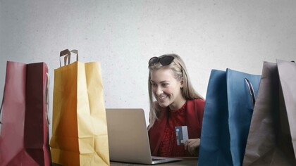 O consumismo faz com que tudo se transforme em mercadoria. A própria religião torna-se mercadoria. Basta ligar a TV para ver “preceitos religiosos” sendo comercializados em diversos canais, salvo algumas exceções sobre a relação entre fé e mercadoria. Muitos discursos religiosos vinculados a uma alegada teologia da prosperidade desafiam os fiéis a fazerem doações com a promessa de recompensa com bênçãos financeiras em suas vidas. Em um universo em que tudo é mercadoria, também a religião se torna mais um instrumento de troca
