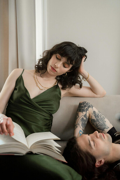 Coppia annoiata intenta nella lettura di un libro