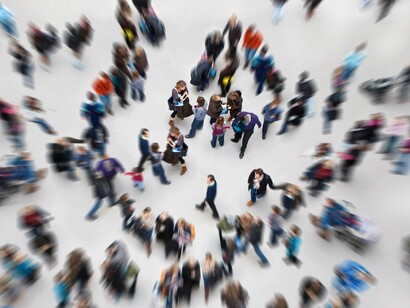 Grupo de jóvenes en un lugar público