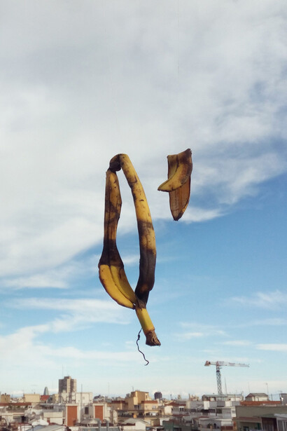 La piel de plátano está inerte entre las almas quietas (fotografía de Paco Cerezo)