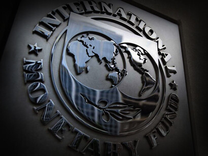 Logo oficial del Fondo Monetario Internacional (FMI) en su sede ubicada en Washington, D.C., Estados Unidos