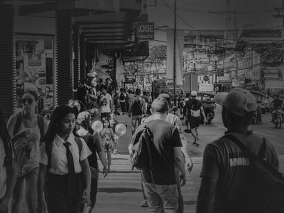 Propositadamente, o sujeito poético serve-se de uma palavra cujo significado remonta ao Cristianismo (quando Jesus multiplicou o pão para os seus servos) e, como bem sabemos, até aos dias de hoje, esta palavra significa mais do que a mistura de trigo, sal, água e fermento 
