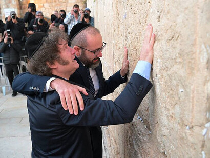 El presidente Javier Milei llorando en el Muro de los Lamentos, Israel, febrero de 2024