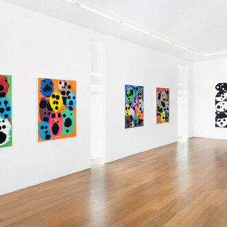 Mitja Tušek, Avec omega, pomme, haricot, cornichon, rien, bouteille, vue d'exposition. Avec l'aimable autorisation de Xippas