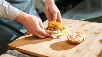 Chef montando hambúrguer
