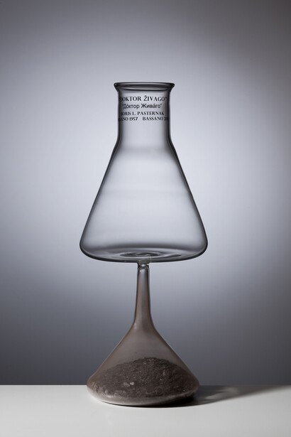 Antonio Riello, Ashes to Ashes, Doktor Zhivago, 2011, vetro borosilicato e ceneri di libri, 40 x 12 x 12 cm, Courtesy Fondazione Berengo