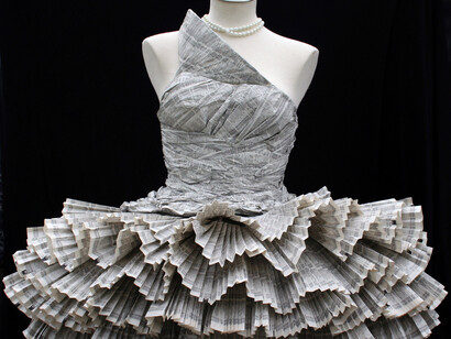 Moda y reciclaje. Vestido confeccionado con papel de periódico por Jolis Paons