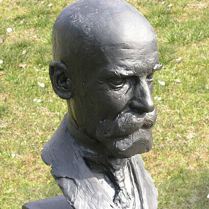 Émilie Durkheim e seu busto esculpido em pedra na França