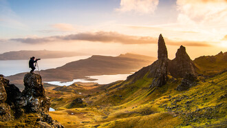Hombre fotografiando la naturaleza. Old Man of Storr, Isla de Skye, Reino Unido