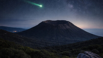 Sotto un cielo immobile, il cratere spento sembra attendere un segnale che solo pochi sanno riconoscere