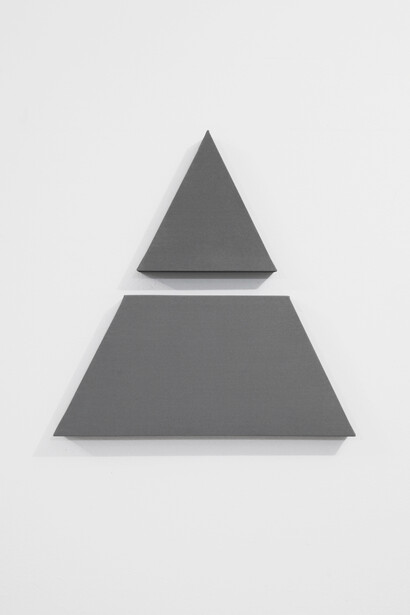 06_Da vicino_A arte Invernizzi_2016, Alan Charlton, Triangle in 2 Parts, 2016 Acrilico su tela, 58,5x58,5 cm. Courtesy A arte Invernizzi, Milano Foto Bruno Bani, Milano