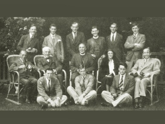 Foto del 1930 che ritrae il gruppo "Writers and Readers Group", con base a Londra. L'immagine possibilmente ritrae anche Calder-Marshall che faceva parte del gruppo di scrittori insieme a Randall Swingler, Tom Wintringham, Sylvia Townsend Warner, Mulk Raj Anand, Maurice Richardson e Rose Macaulay