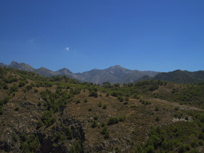 El atractivo del paisaje no solo atrajo a turistas temporales, sino que también incentivó la compra de propiedades por parte de extranjeros que buscaban una residencia permanente o de vacaciones en un entorno idílico por clima y paisaje. Montañas de Frigiliana, 2008, Andalucía, España
