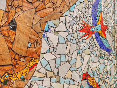 Somente em 2015 os mosaicos que cobrem a casa The Maze Inn no Rio de Janeiro (Brasil) começaram a ser produzidos