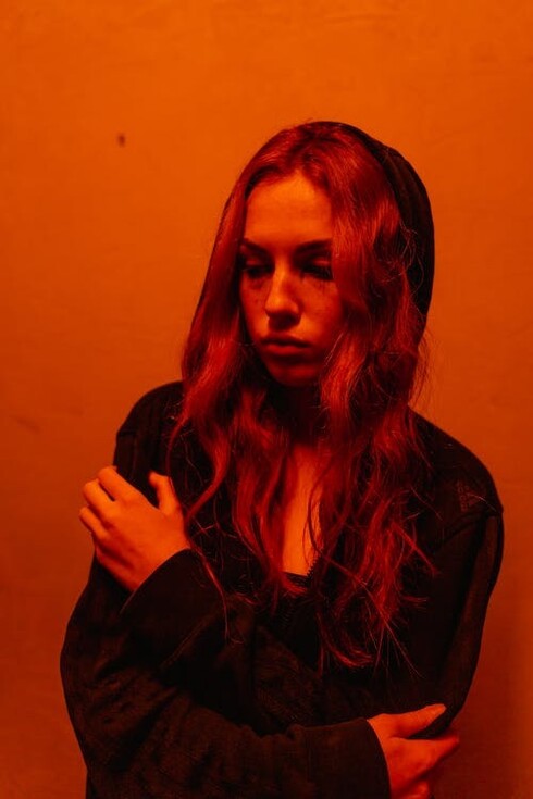 Uma mulher solitária de jaqueta