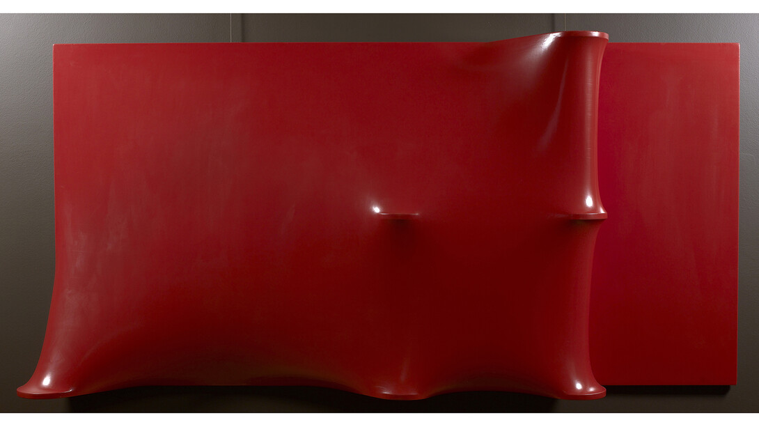 Agostino Bonalumi, Rosso, 1967, Ciré on shaped canvas, 120 x 240 x 25 cm