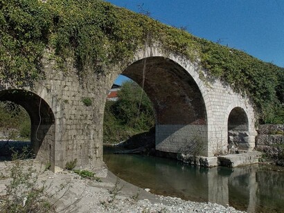 Il Ponte Tufaro, situato in località Tufara Valle lungo la via Appia, è un antico ponte romano a tre arcate parzialmente interrate, riconoscibile per la sua struttura in “massi lapidei a bozze” e un moderno parapetto. Benevento, Italia