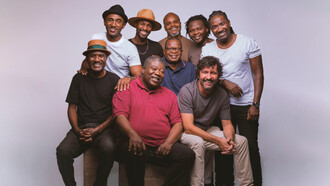 Banda Ghorwane. A banda começou a intercalar as músicas, criando fins e princípios energéticos, que não deixaram ninguém sentar