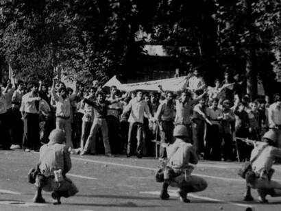 Manifestantes enfrentándose a la policía en el Viernes Negro