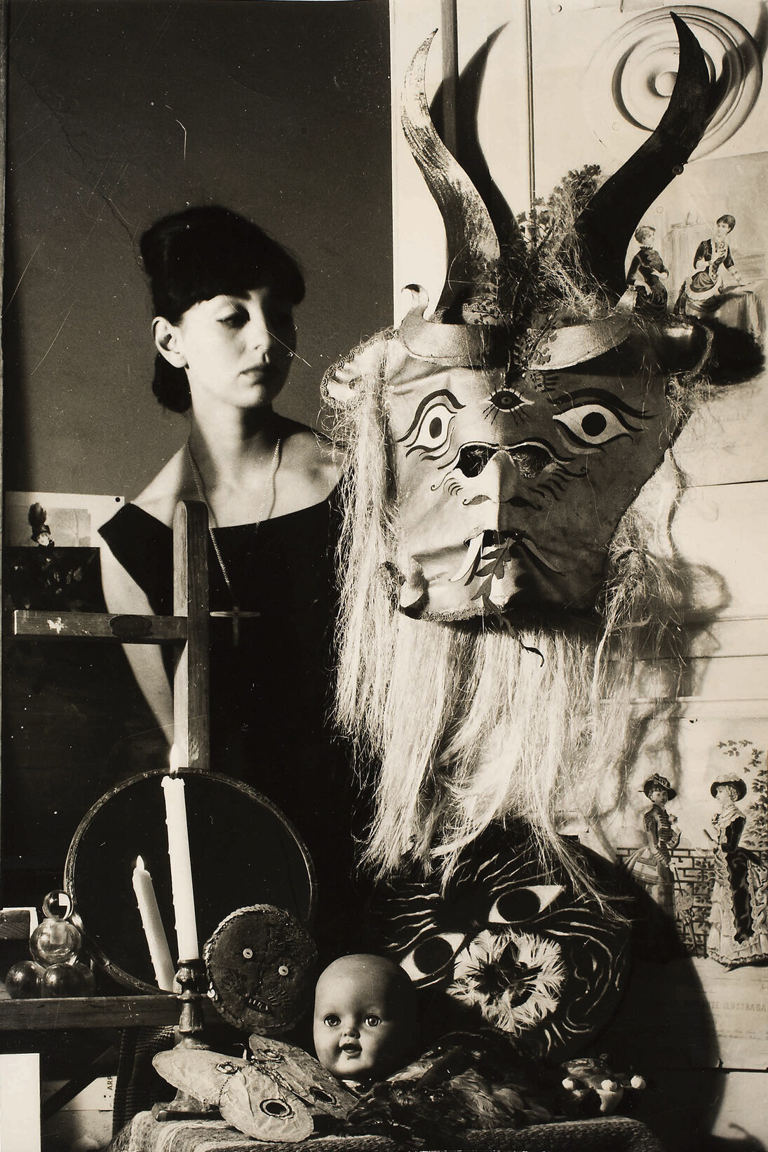 Kati Horna, Mujer y máscara [Femme et masque], Mexico, 1963, Tirage gélatino-argentique, 25 x 19,7 cm, Archivo Privado de Fotografía y Gráfica Kati y José Horna, © 2005 Ana María Norah Horna y Fernández