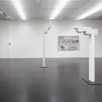 Georg Pin­terit­sch, Im dienst der zuge­hö­rig­keit, in der grup­pe der ech­ten jungs, sich so zu ver­hal­ten, wie es belohnt wird, ausstellungsansicht. Mit freundlicher genehmigung des Lentos Kunstmuseums