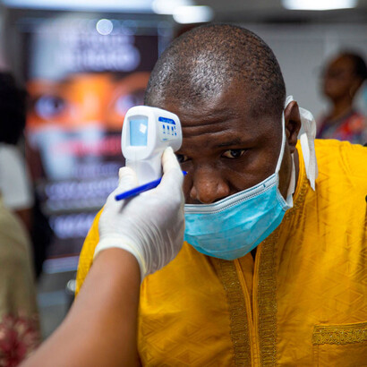La propagación de COVID-19 en África ha generado alarma debido a que muchos de los sistemas de salud en el continente son inadecuados, tienen problemas como falta de equipo, falta de fondos, capacitación insuficiente de los trabajadores de la salud y transmisión de datos ineficiente