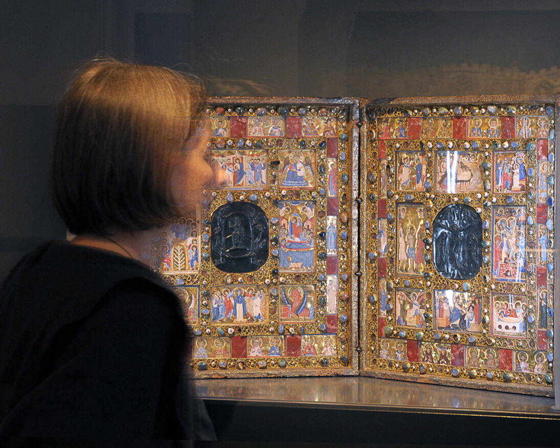 Looking at the Mille-fleur tapestry, which once belonged to Philip the Good (Brussels(?), ca 1466)
© Bernisches Historisches Museum, Bern. Photo Nadja Frey