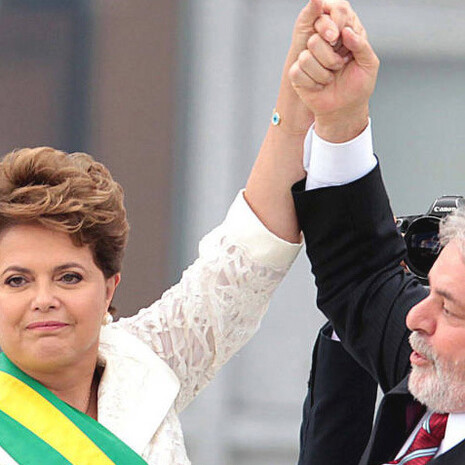 Dilma Rousseff, no dia de sua posse e ao lado de Luís Inácio Lula da Silva, governou o Brasil entre 2011 e 2016, quando sofreu um processo de impeachment em que o tema pedaladas fiscais estava em auta
