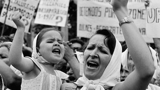 Madre e figlia manifestano insieme in Plaza de Mayo, Buenos Aires nel 1982 (Adriana Lestido)