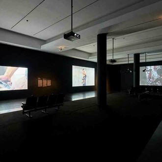Ecos. Vídeos de la donación de la Fundación Han Nefkens, vista de exhibición. Cortesía de Museu d’Art Contemporani de Barcelona (MACBA)