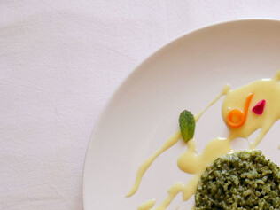 Risotto con foglie di melissa e malva