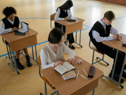 Sala de aula. A partir da teorização das elites, o autor procura explicar o cerne da constituição das elites, assim como a sua formação inicial nas instituições escolares em sociedades contemporâneas como em França e Inglaterra