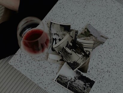 Fotografias na mesa de mármore