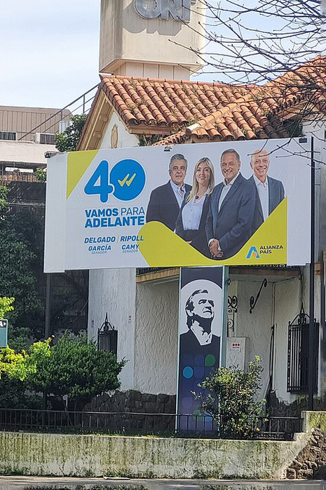Sede de campaña del sector nacionalista Alianza Nacional, integrante del sublema Alianza País. De izquierda a derecha: Carlos Camy, Valeria Ripoll, Álvaro Delgado, Javier García. Montevideo, Uruguay