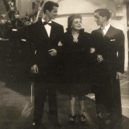 Fotogramma delle riprese del film "Étoile sans lumière" con Serge Reggiani, Édith Piaf, Jean-Raymond Boudou