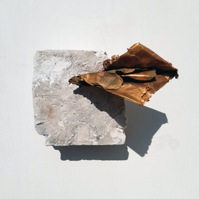 Epistola, 2020, foglio di rame acidato e dorato in galvanica e pigmenti su coccio di scagliola,
cm 13x18x13. Courtesy MONITOR, Roma, Lisbona, Pereto.
