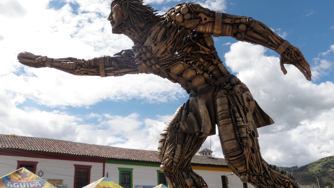 Estatua de indígena practicando el tejo en el municipio de Turmequé, Boyacá, Colombia