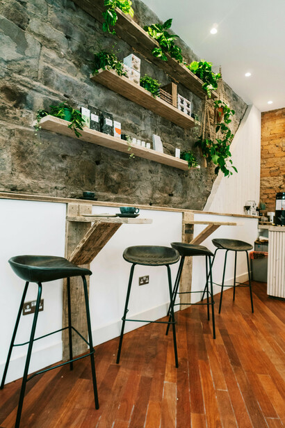 Barra de un bar sin clientes a los que atender
